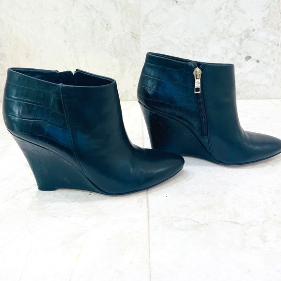 ANN TAYLOR {7.5} Black Leather Wedge Bootie Shoes Embossed "Lottie" - Picture 1 of 9